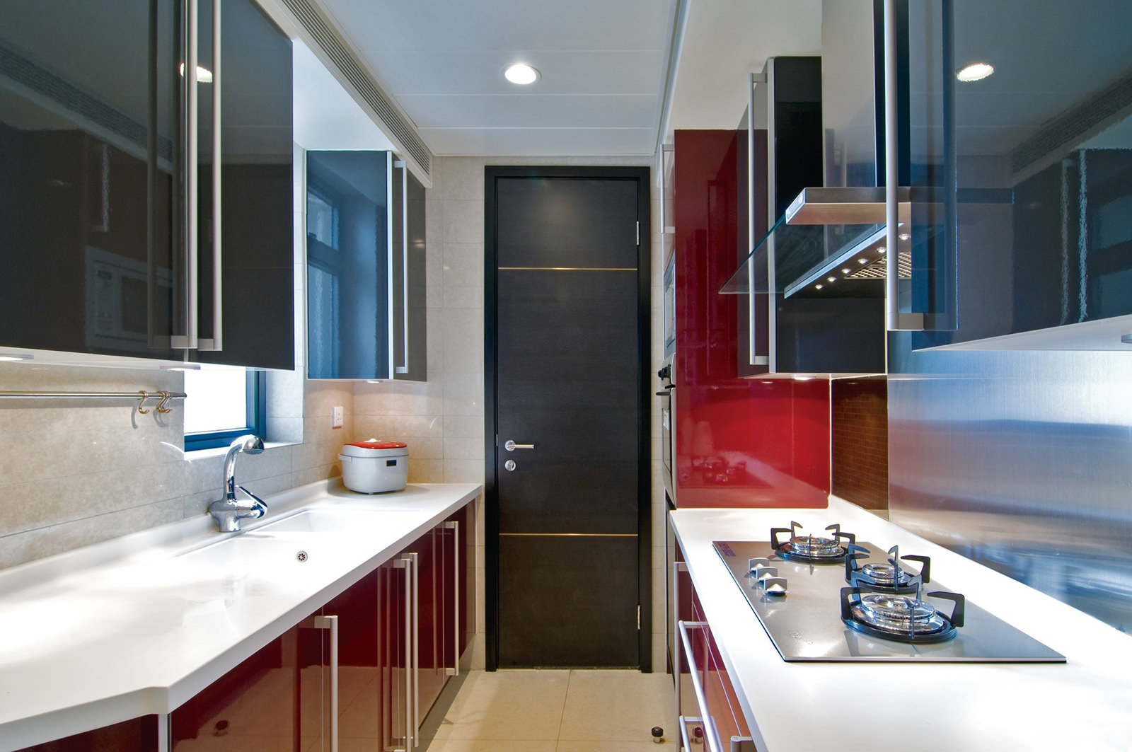 Дизайн узкой кухни в красном и черном цвете